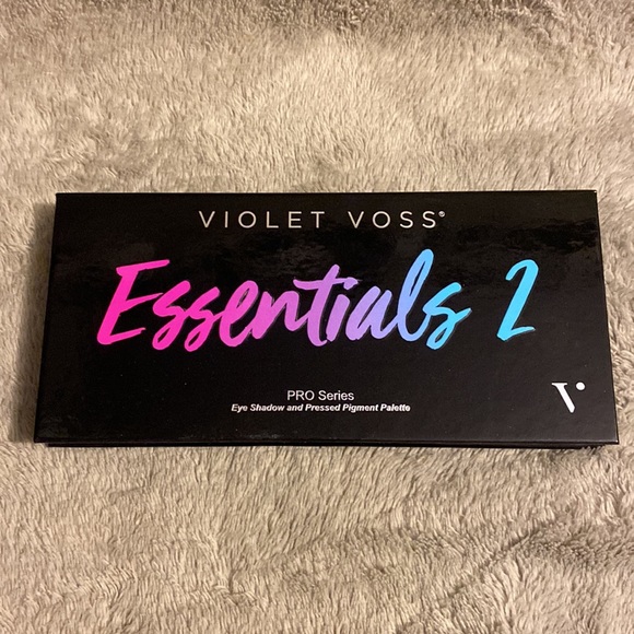 Violet Voss Essentials 2 eyeshadow palette - Picture 2 of 2